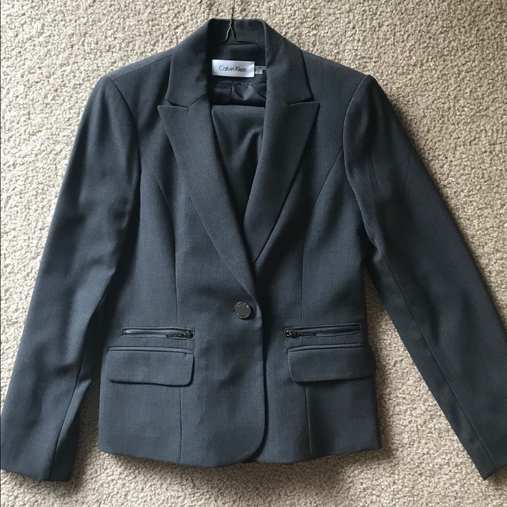 Calvin Klein Suit!! Pants included!👩🏼‍💼❤️